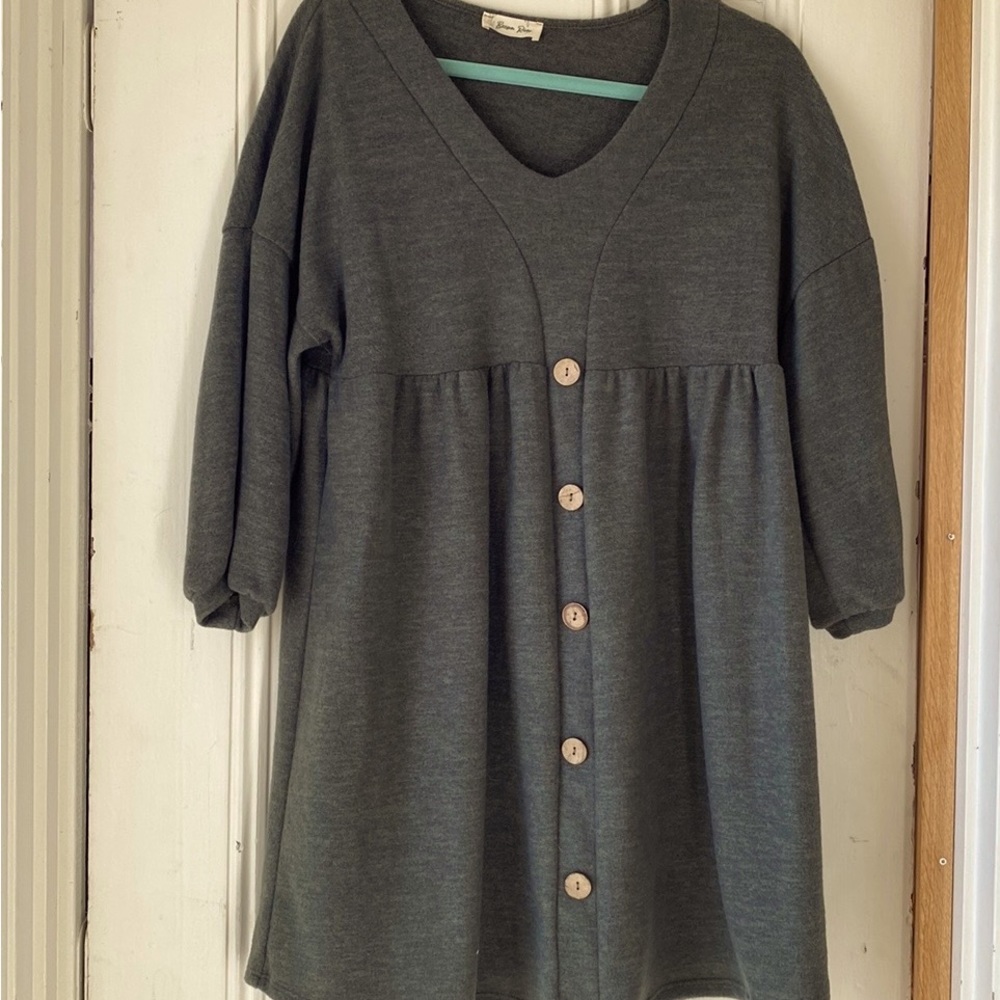 Knee-length, empire-waist dress in olive green, loose fit.